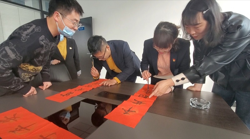 翰墨飄香添年味 迎春送福暖人心—智引公司工會(huì )舉辦“迎新春 寫(xiě)對聯(lián) 送祝?！敝黝}活動(dòng)