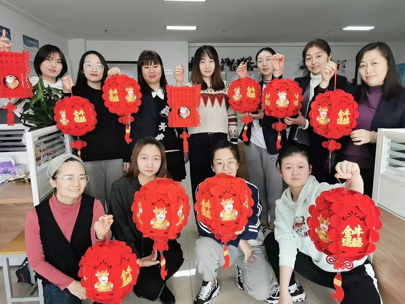 物貿公司：巧手做花燈，傳承民俗情