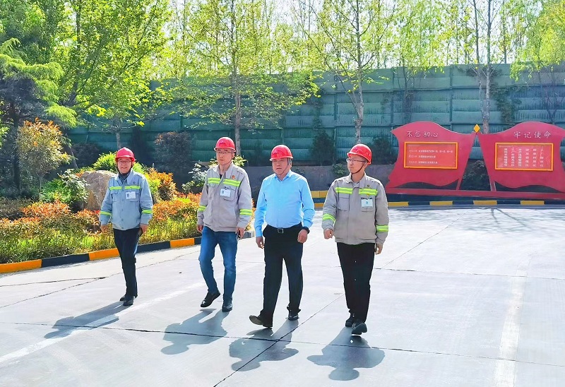 陜西建材科技公司副總經(jīng)理時(shí)啟林督導檢查富平公司“五一”假期應急值班值守、安全環(huán)保工作