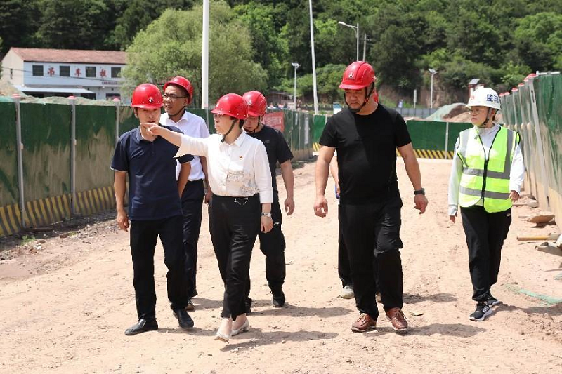 陜西建材科技公司黨委副書(shū)記、工會(huì )主席姜曉芹一行到黃陵新材公司調研指導工作