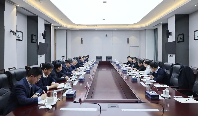省發(fā)展改革委黨組成員、副主任，省能源局局長(cháng)何鐘一行到陜煤集團調研座談