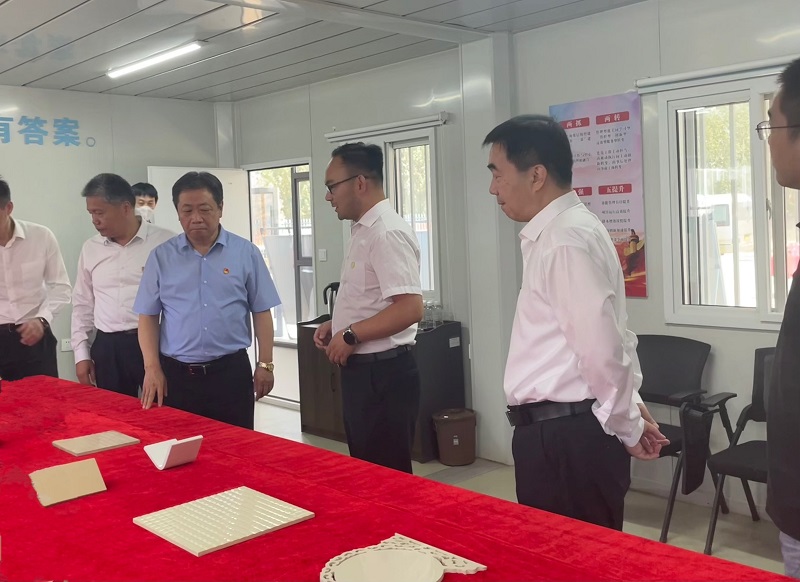 省人大常委會(huì )副主任、渭南市委書(shū)記樊維斌一行到龍門(mén)綠碳公司調研指導